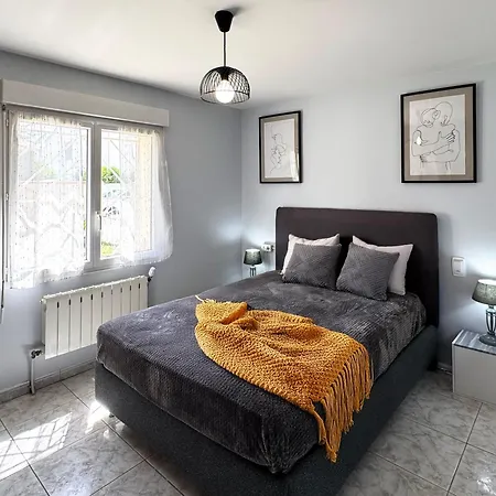 Avec Piscine Et Parking Privé *