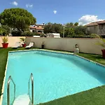 Апартаменты Avec Piscine Et Parking Prive *