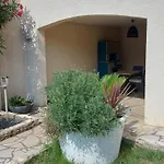 Avec Piscine Et Parking Prive *